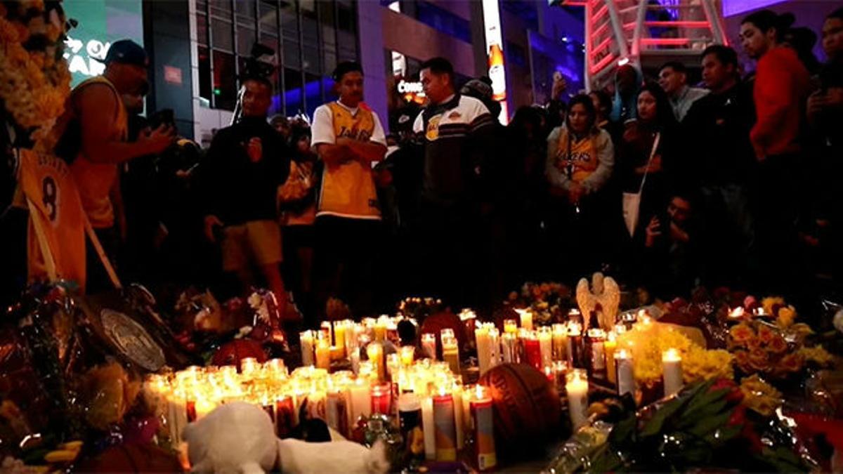 Seguidores de Bryant instalan altares con flores y velas afuera del Stapes Center