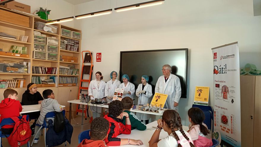 Abanilla contribuye a la Semana de la Ciencia con sus palmeras y talento joven
