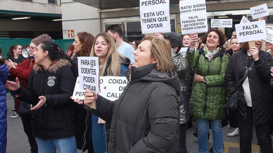 Profesionales del servicio de UCI a las puertas del hospital ourensano protestando. |   // I. OSORIO