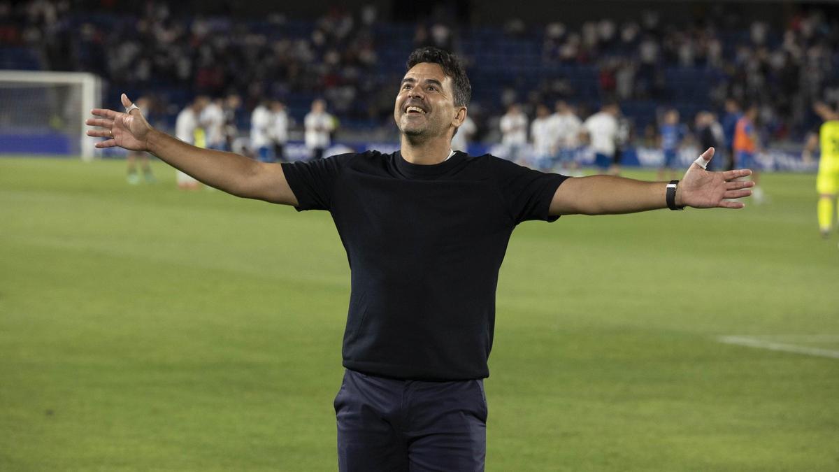 Míchel celebra el ascenso a Primera División tras ganar al Tenerife en el Heliodoro Rodríguez López.