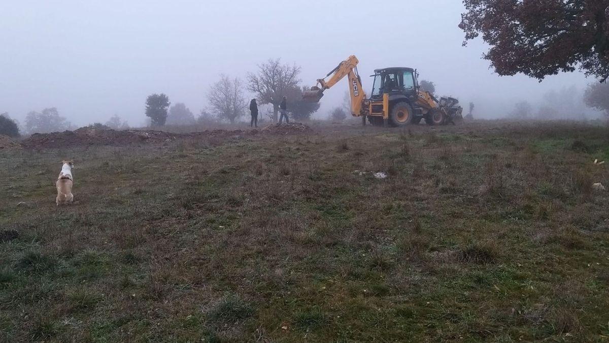 Trabajos de excavación en El Cubo del Vino para buscar la fosa.