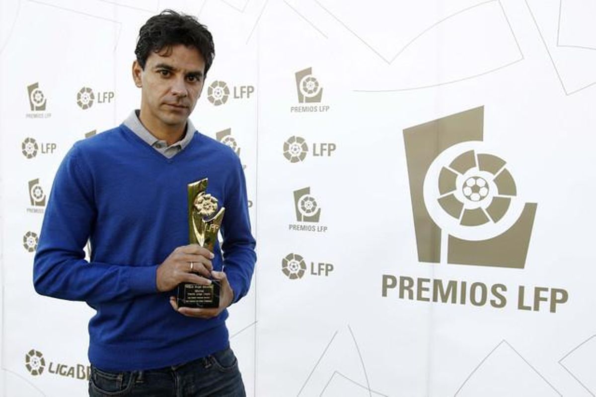 El centrecampista del Rayo Vallecano Miguel Ángel Sánchez, ’Michel’, fotografiat després de recollir el trofeu BBVA al Joc Net a Segona Divisió (Liga Adelante) dins dels guardons de la Lliga de Futbol Professional.