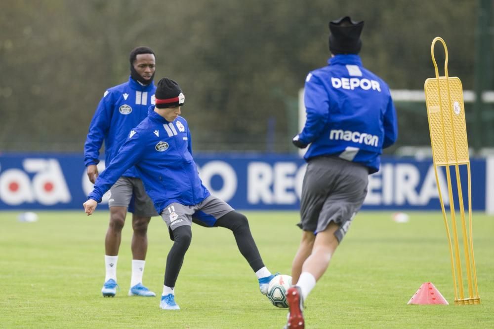 Luis César Sampedro dirigió a sus jugadores en un partido de once contra once en la ciudad deportiva de Abegondo.