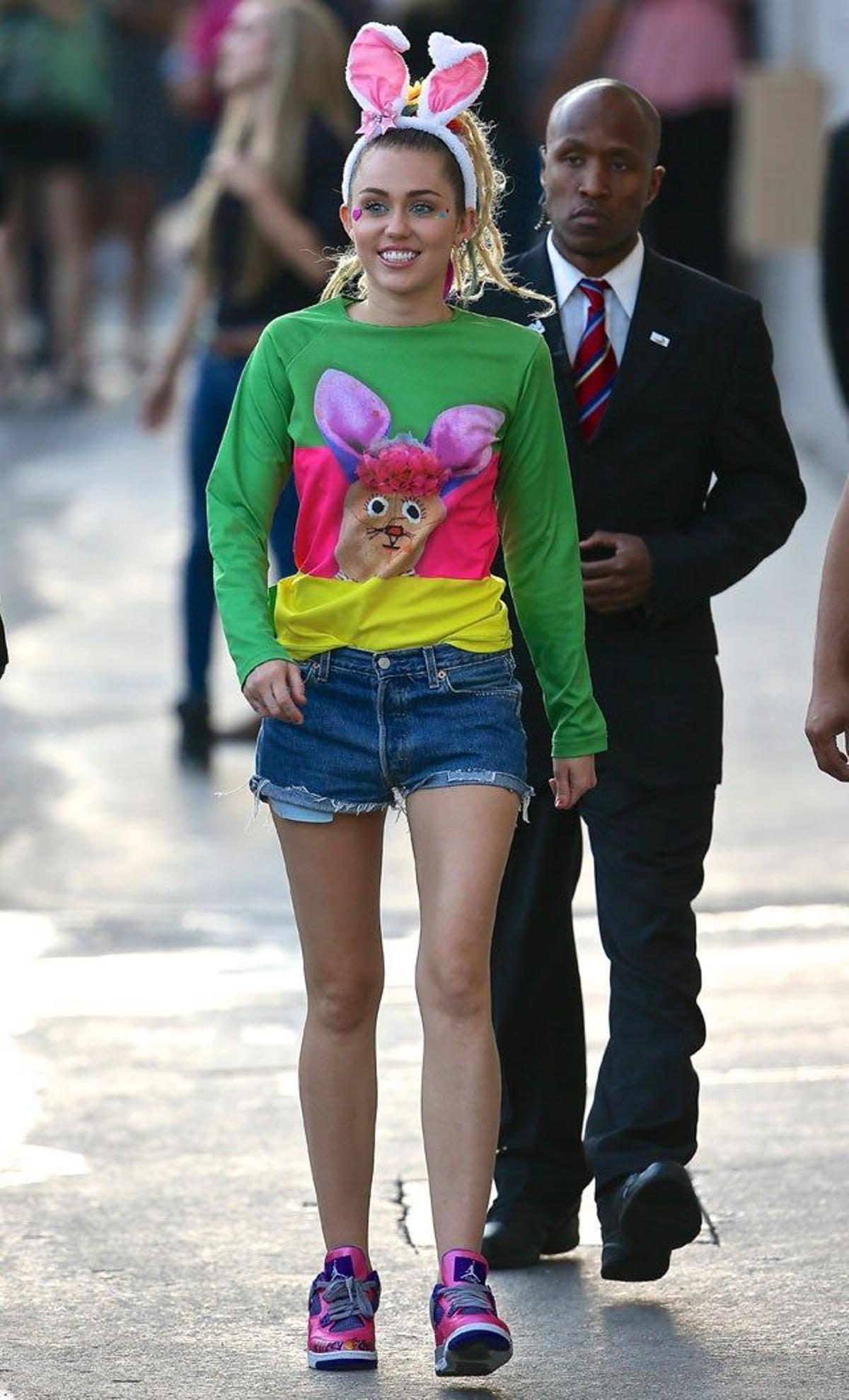 Miley Cyrus, con su colorido look a la salida de los estudios de grabación de Los Ángeles