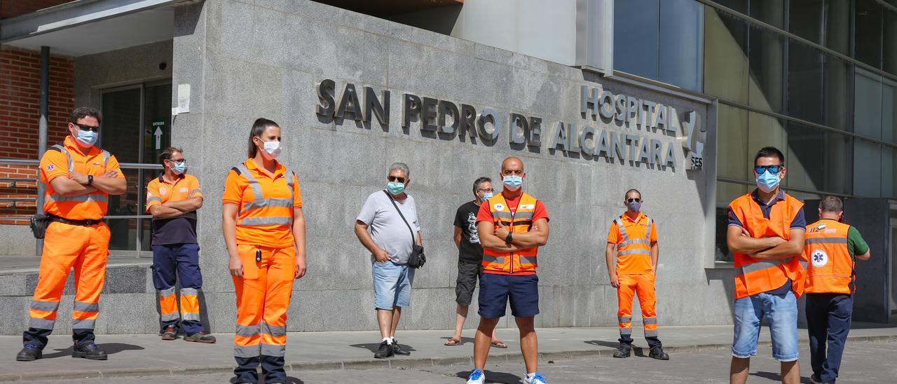 Técnicos de ambulancias en una de las protestas que protagonizaron en el Hospital San Pedro de Alcántara en 2020.