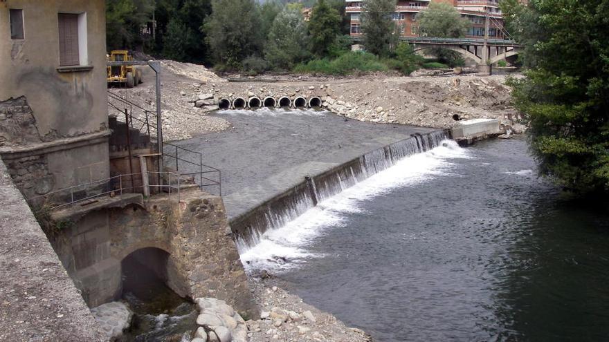 Desmantellen una central hidroelèctrica a Ripoll per millorar la connectivitat del riu Ter