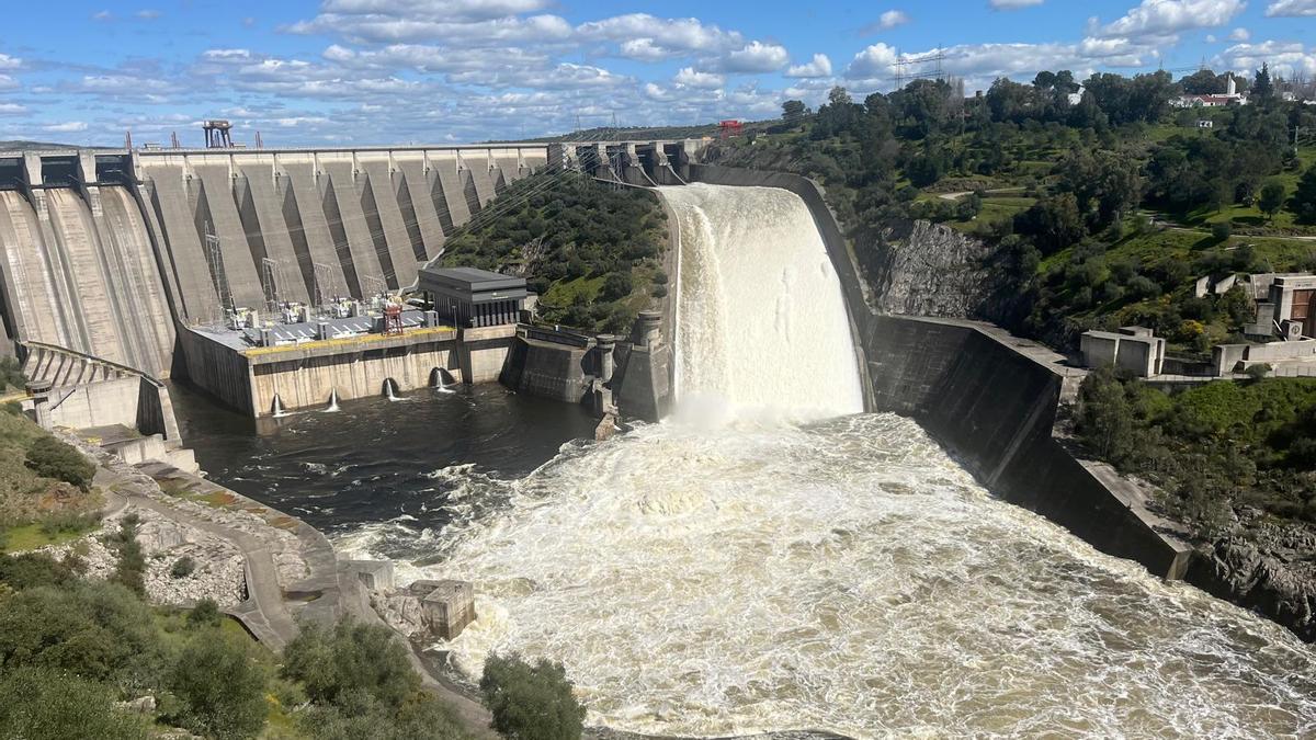 La presa de Alcántasa desembalsa el pasado mes de marzo