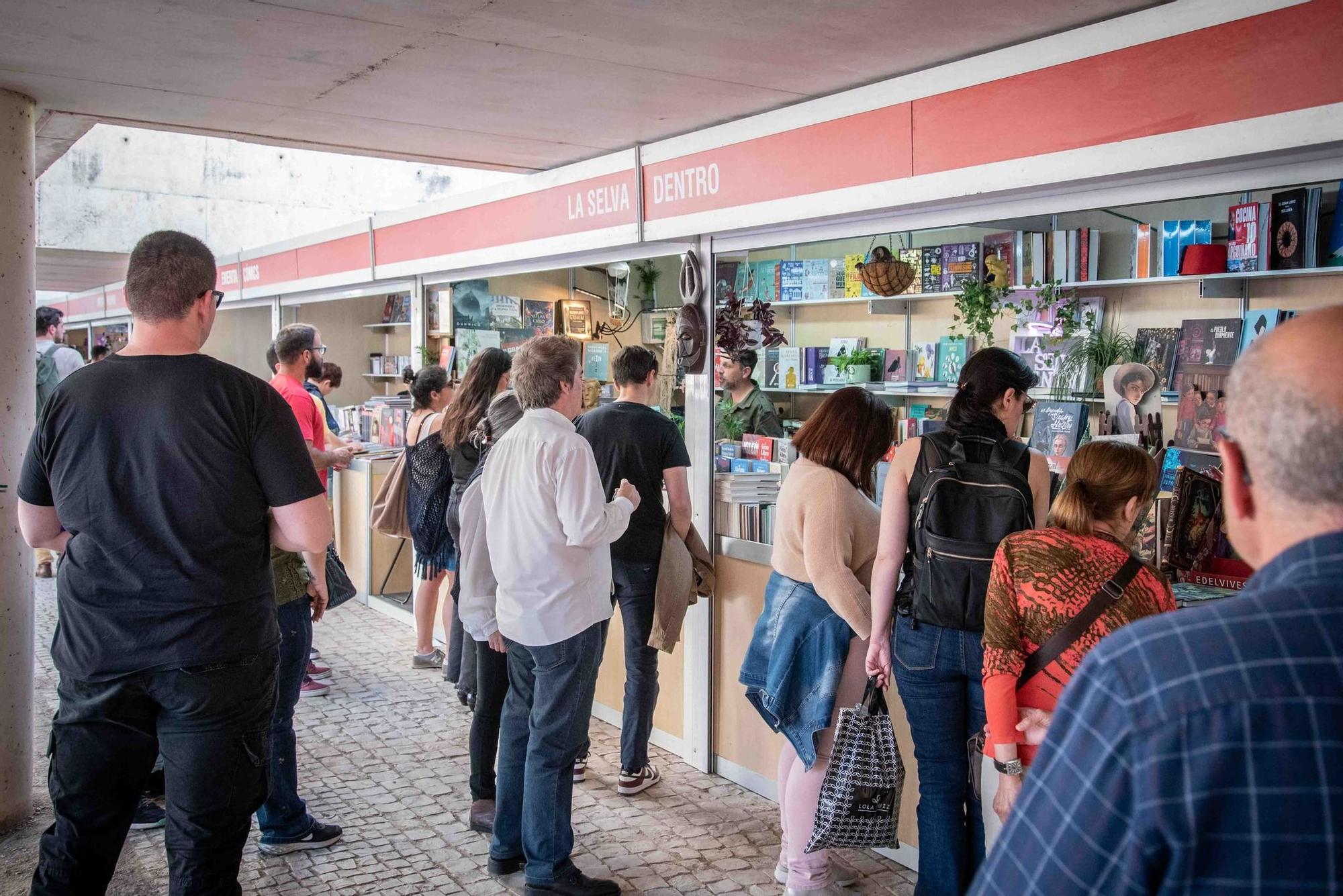 Galería | Primer día de feria del libro en Mérida