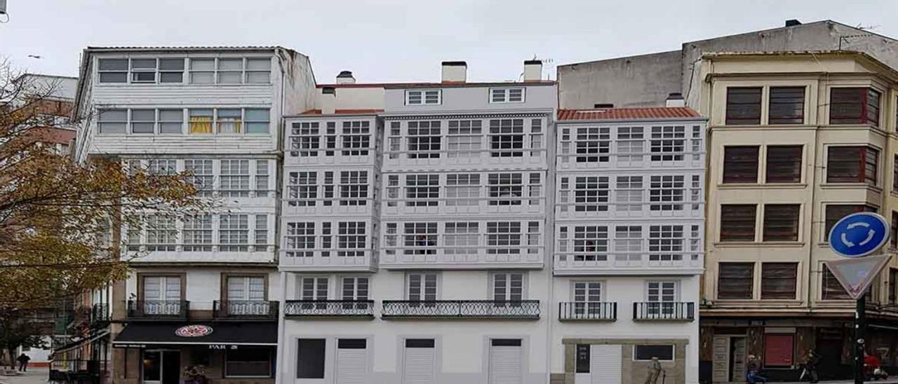 Edificio rehabilitado por la promotora de la Sareb en la plaza de España de A Coruña. |   // L. O.