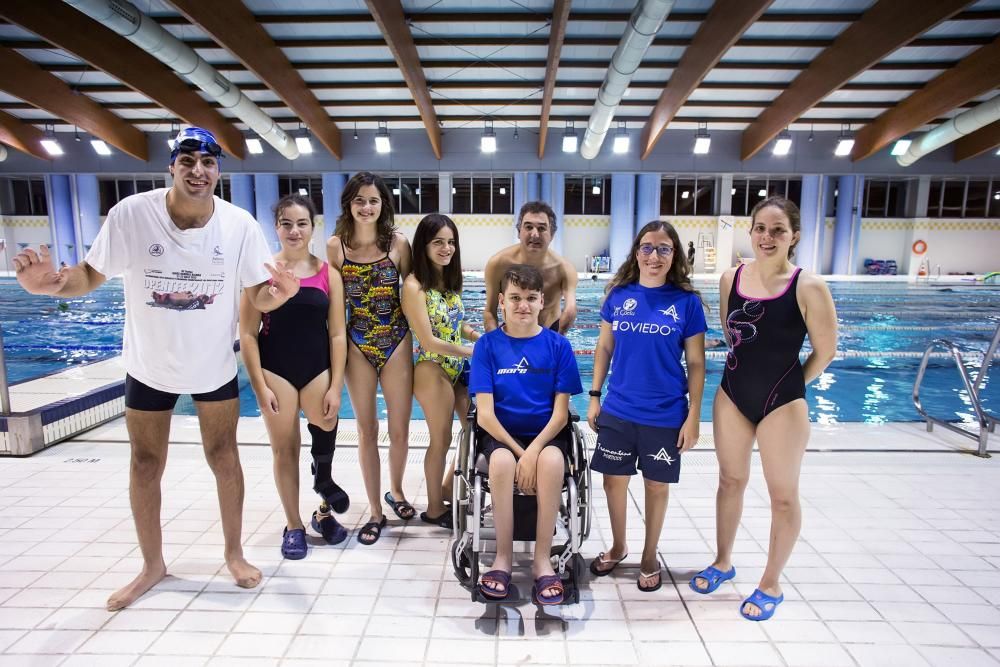 Equipo de natación adaptado en las piscinas del Parque del Oeste.