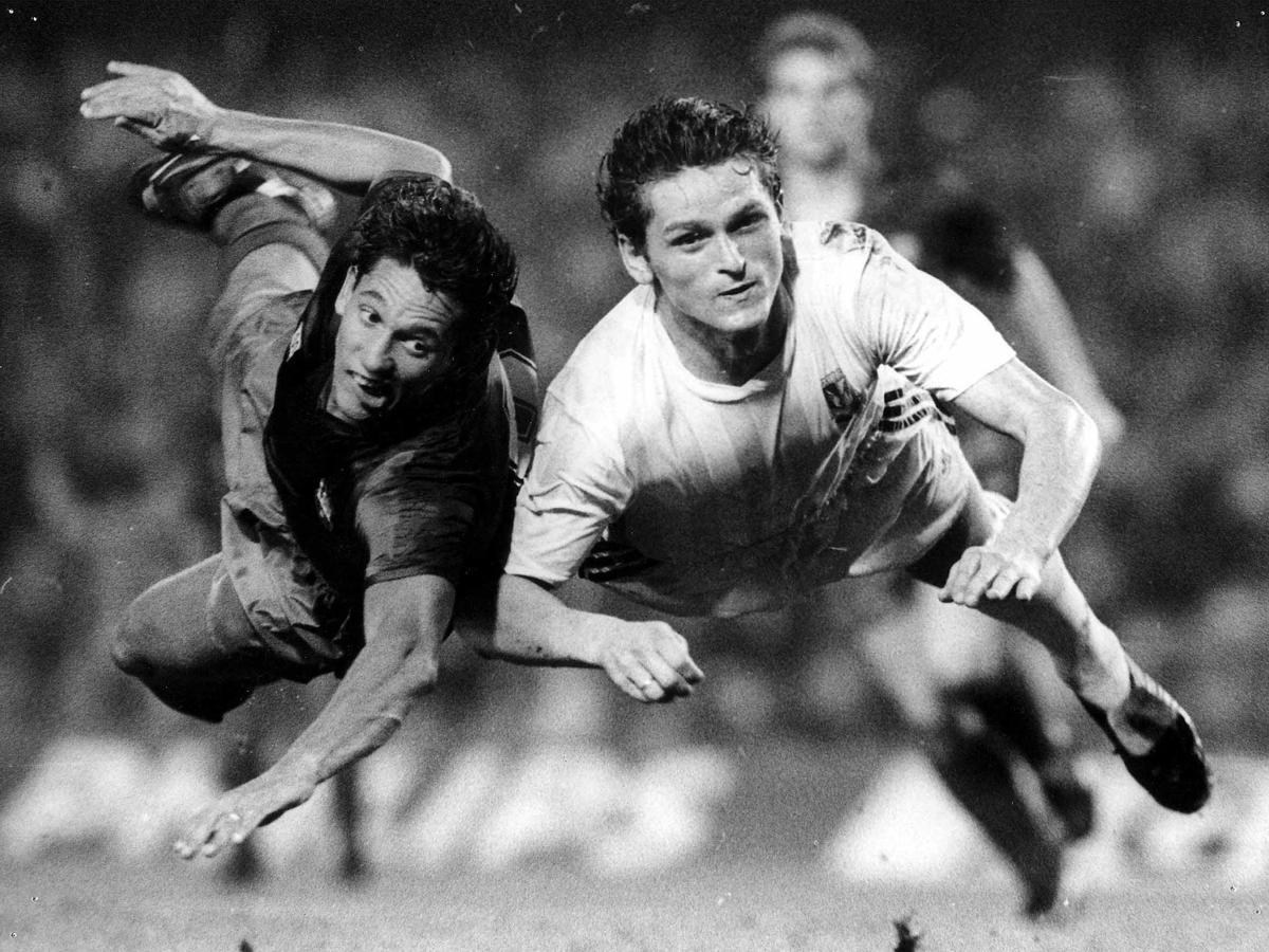 Gary Lineker lucha con un defensa del Lech Poznan