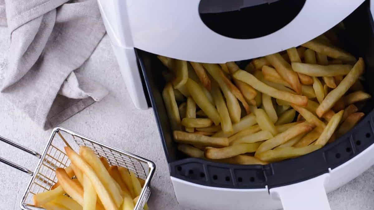 Patatas fritas en una freidora de aire