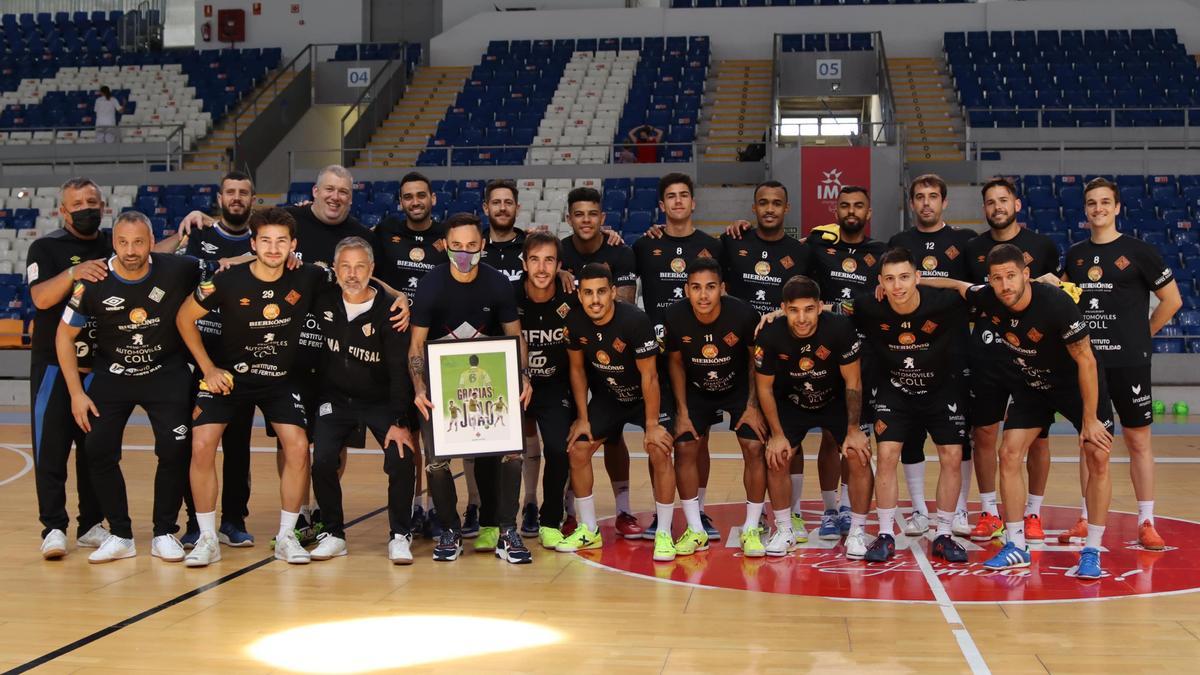 Joao posa con la plantilla del Palma Futsal al completo en su despedida