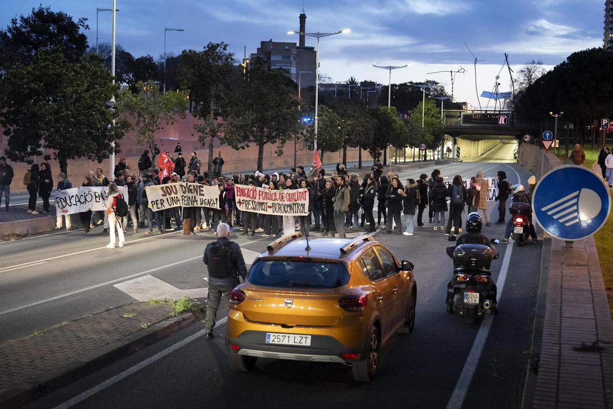 Los profesores cortan la ronda litoral en la jornada de huelga de docentes Los profesores cortan la ronda litoral en la jornada de huelga de docentes