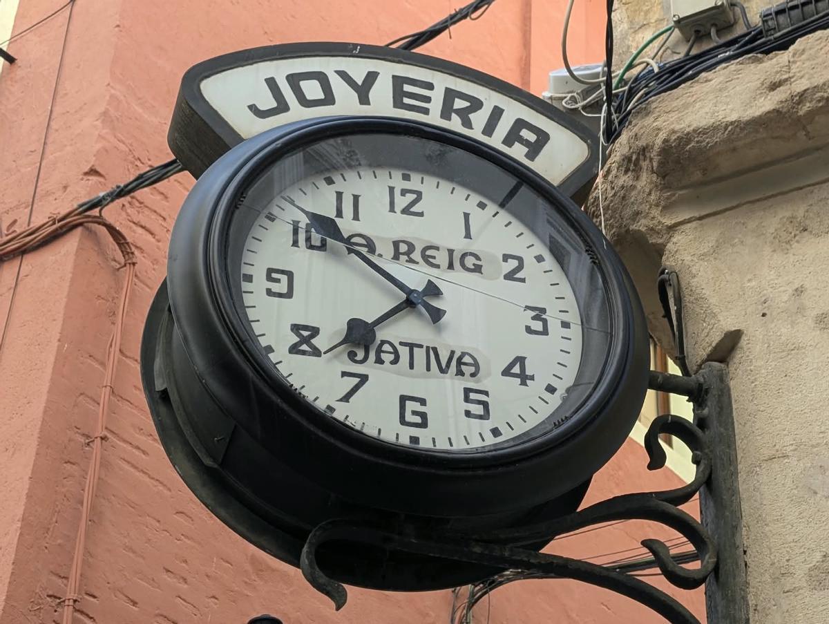 Grieta apreciable en una de las dos caras del reloj dels "Quatre cantons" de Xàtiva.