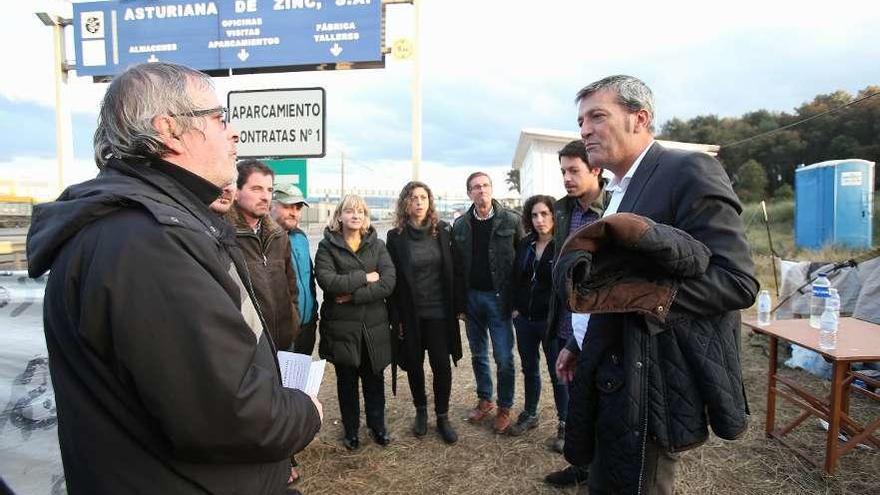 Carlos Martínez, a la izquierda, se dirige al eurodiputado Édouard Martin, ayer, en el campamento de los trabajadores en huelga de hambre.