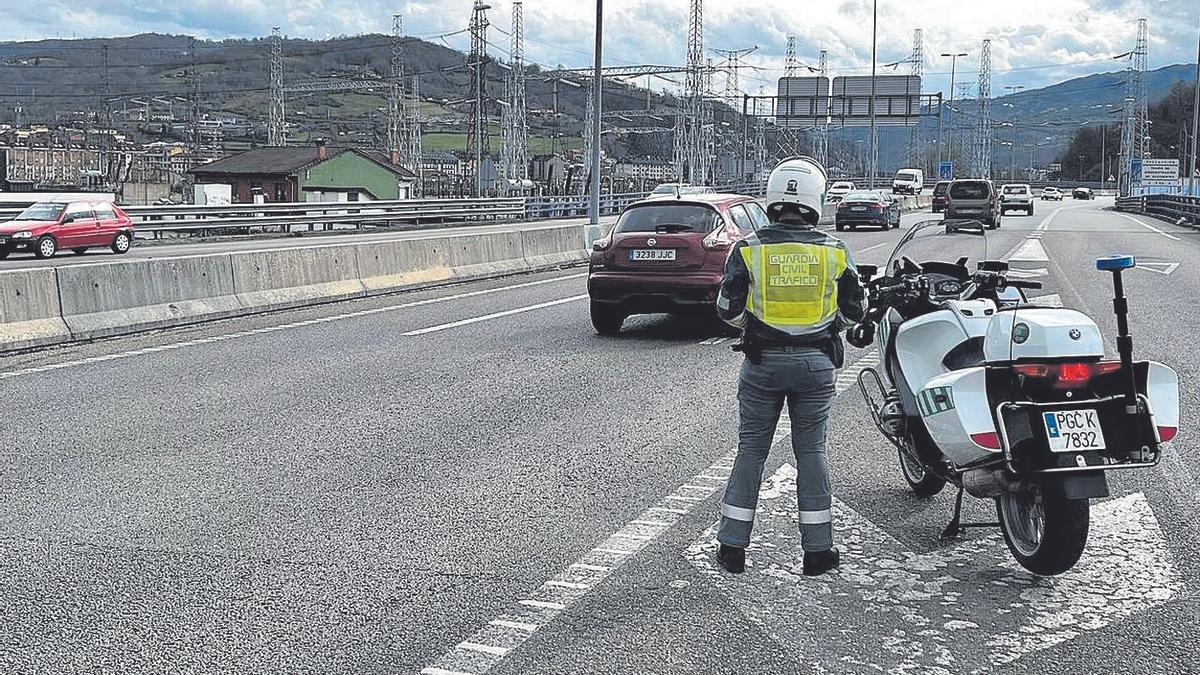 Un agente de Tráfico vigila el tramo donde se produjo la infracción, en una imagen cedida por la Guardia Civil