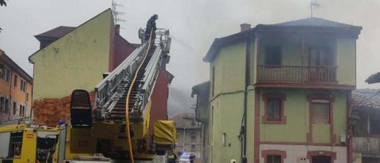 Los bomberos, extinguiendo el incendio de la pasada semana en La Villa.