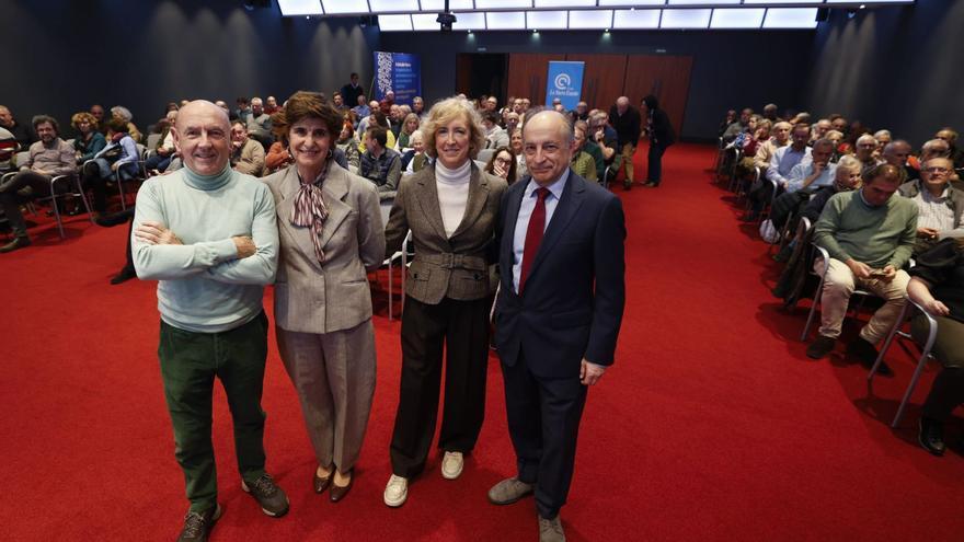 Por la izquierda: Iñaki Arteta, María San Gil, Ana Iríbar y Jesús Hallado, ayer, en el Club LA NUEVA ESPAÑA. | LUISMA MURIAS