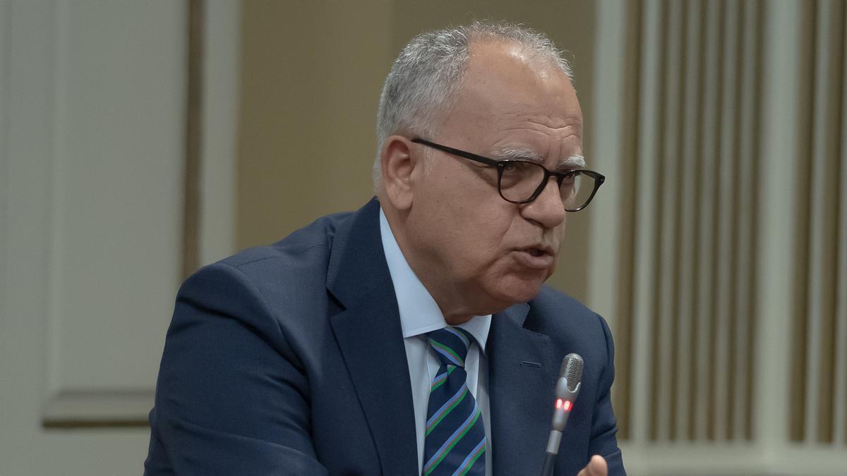 Casimiro Curbelo durante una intervención en el Parlamento de Canarias.