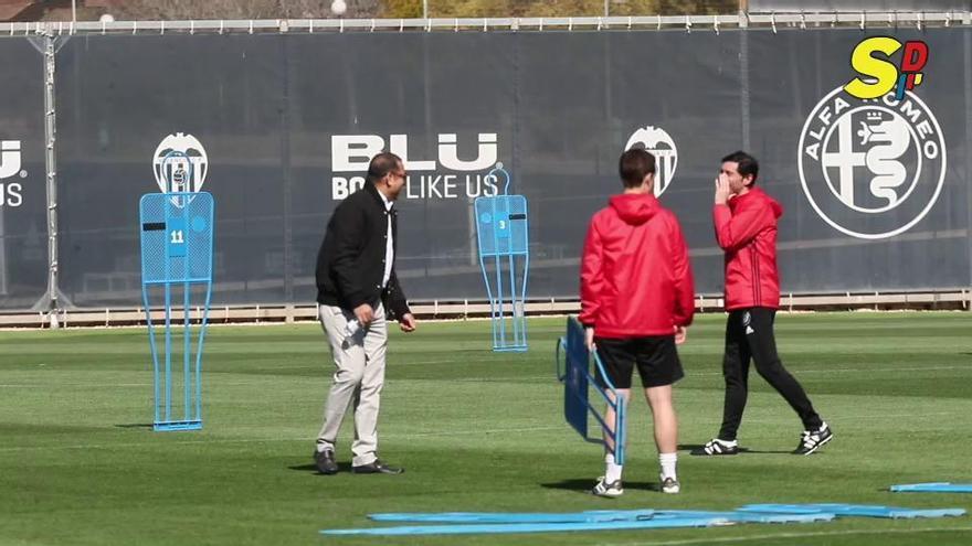 Anil Murthy saluda a Marcelino y Dani Parejo