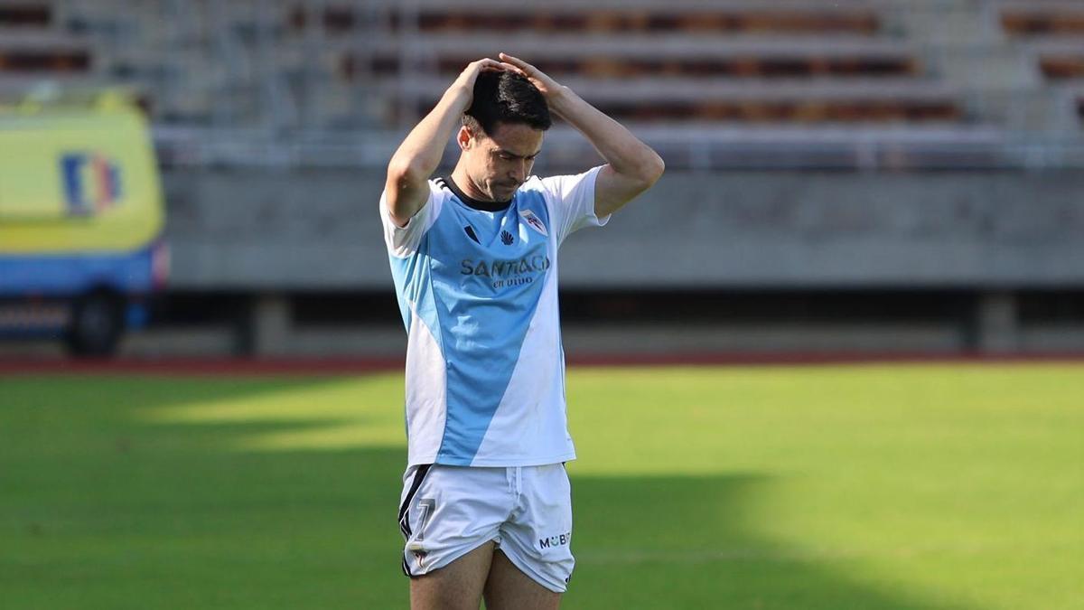 Adrián Armenal se lamenta durante el partido ante el Atlético Coruña Montañeros en San Lázaro.
