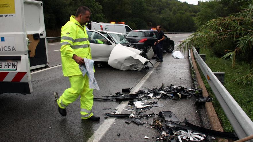 Els tècnics retirant les restes dels vehicles sinistrats · ACN