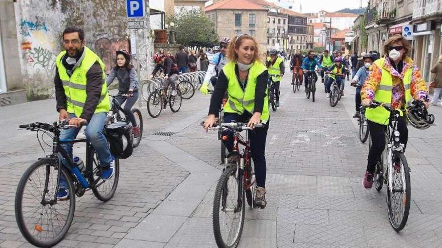 Participantes en la ruta en bici contra las energías sucias. // R. Vázquez