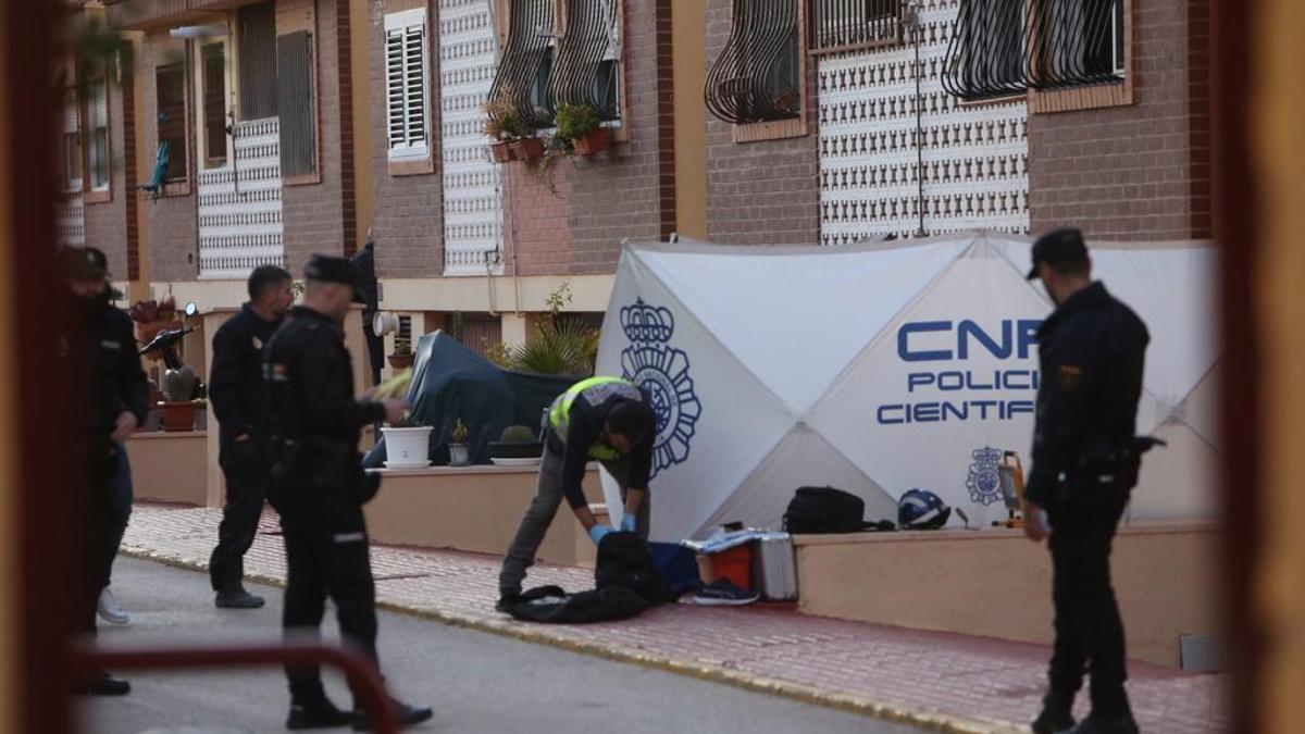 La Policía Nacional en el lugar del incendio de Alicante donde ha fallecido un hombre.