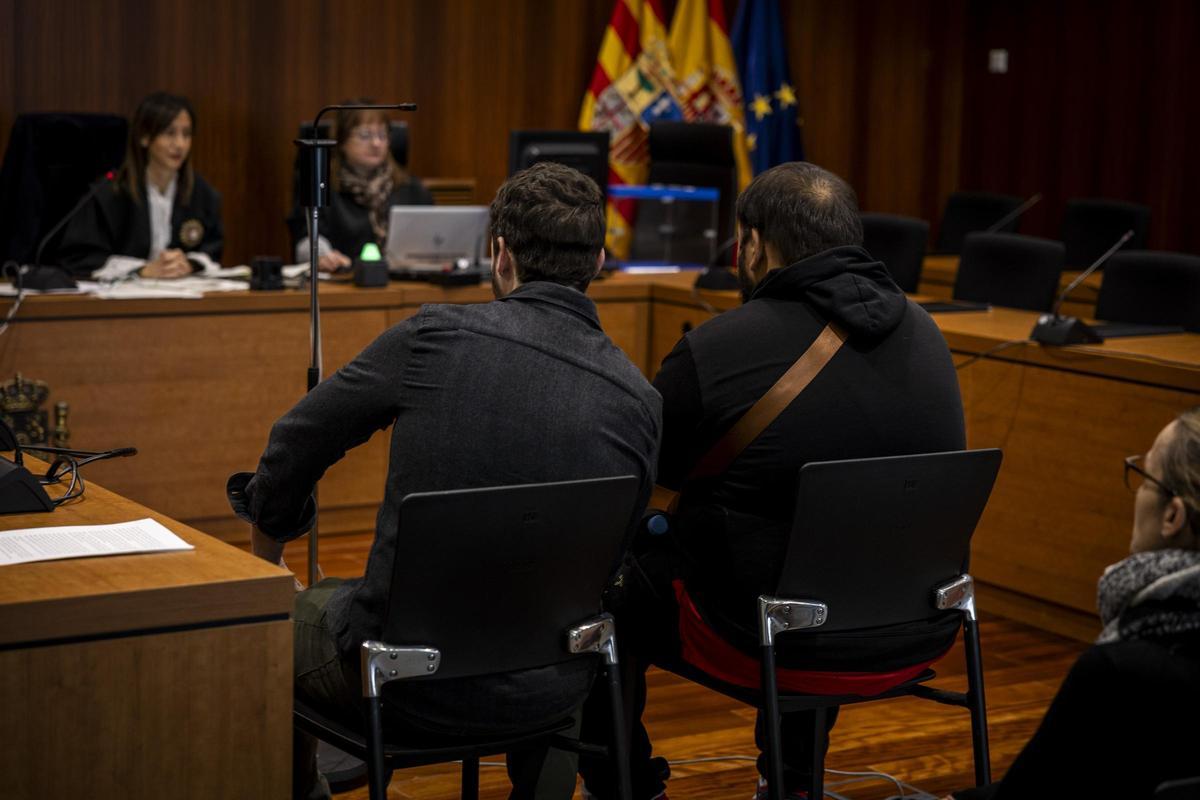 A la derecha, Aaron Jiménez Jiménez, un interno de Atades que mató a un compañero de 75 años en un centro de Alagón.