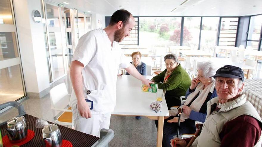 Algunos usuarios, a la hora de la merienda en la residencia.