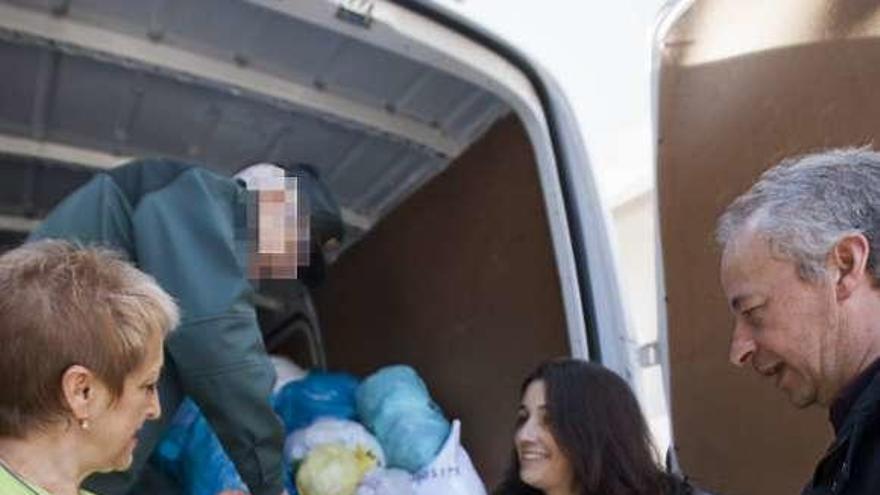 La madre de Hugo, en el centro, durante una de las recogidas. // C.M.V.