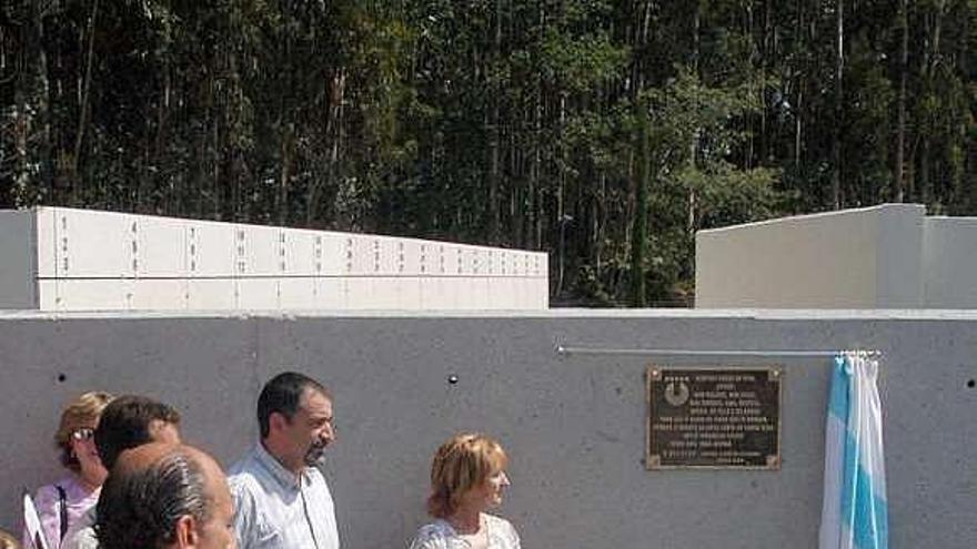 Inauguración del cementerio de Dorneda en 2001. / m. f.