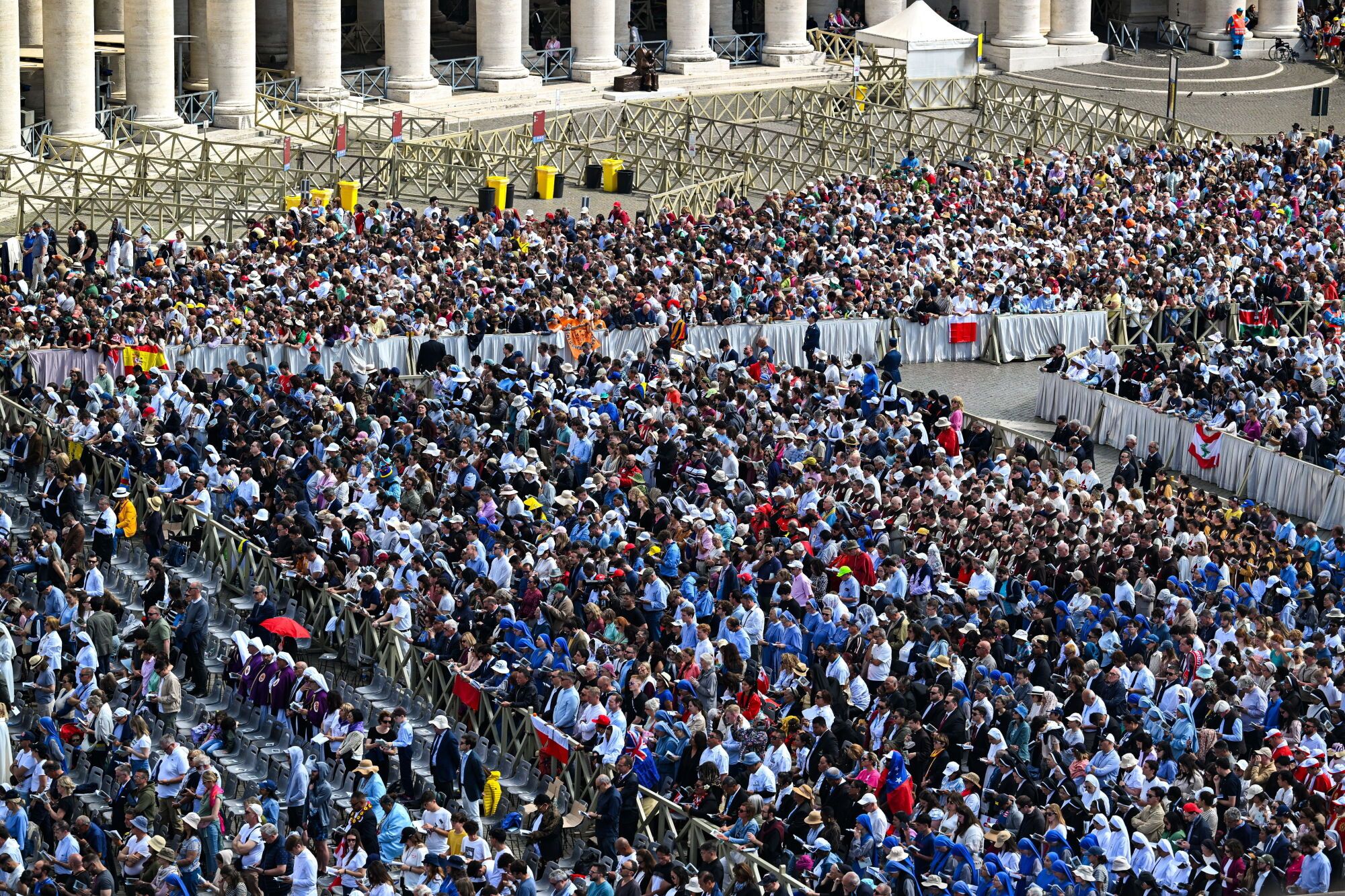 Vatican Cty (Vatican City State (Holy See)), 18/05/2025.- Faithful attend theÂ Holy Mass for the Beginning of the Pontificate, at St. Peter's Square, in Vatican City, 18 May 2025. (Papa) EFE/EPA/DAREK DELMANOWICZ POLAND OUT. POLAND OUT
