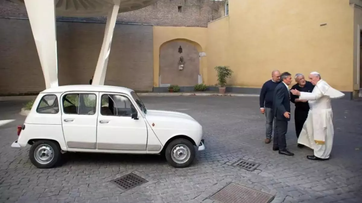 El papa Francisco cambió un Lamborghini personalizado por un Renault 4L de segunda mano