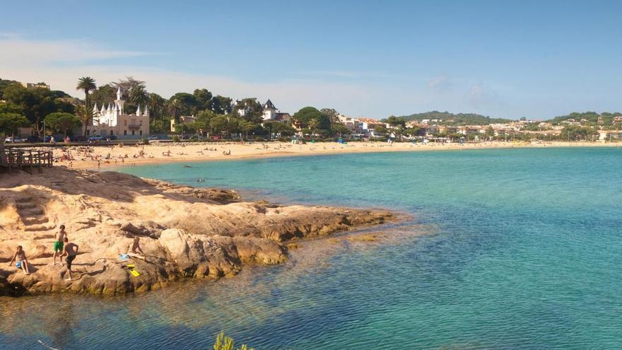 Junts denuncia la passivitat davant del mal estat de l’aigua de la platja de Sant Pol