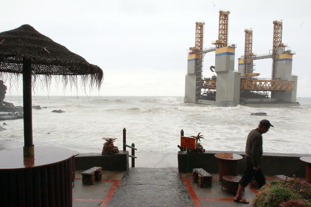 La estructura, de 43 metros de eslora, se soltó del enganche con el remolcador que la llevaba a Cádiz