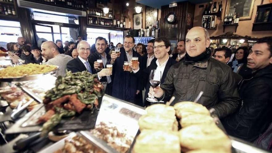 Mariano Rajoy, de cañas, en un bar del casco antiguo de Salamanca. // J.M. García