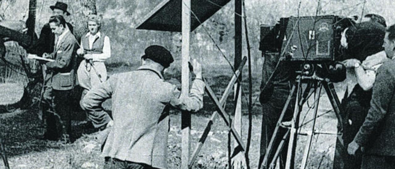 Josefina de la Torre, en el fondo durante el rodaje de una película.