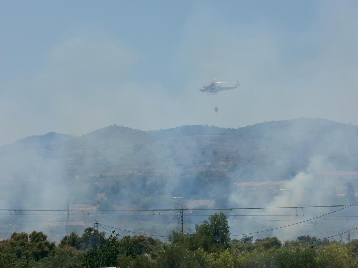 Las imágenes del incendio declarado en el cauce del río Vinalopó en pleno casco urbano de Sax Las imágenes del incendio declarado en el cauce del río Vinalopó en pleno casco urbano de Sax