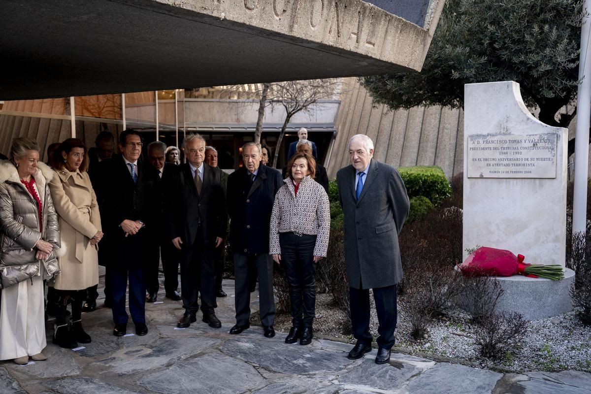 La magistrada Inmaculada Montalbán (2d) y el presidente del Tribunal Constitucional, Cándido Conde-Pumpido (1d), durante una acto homenaje a Francisco Tomás y Valiente, en el Tribunal Constitucional, el 12 de febrero en Madrid.