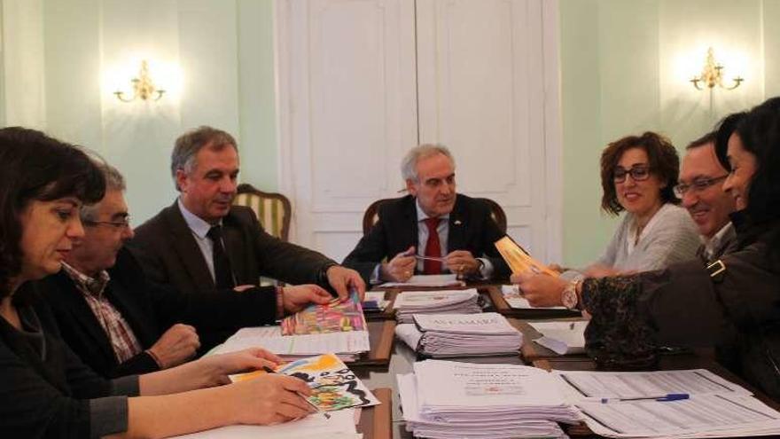 Reunión del jurado, ayer, en la Subdelegación del Gobierno. // FdV