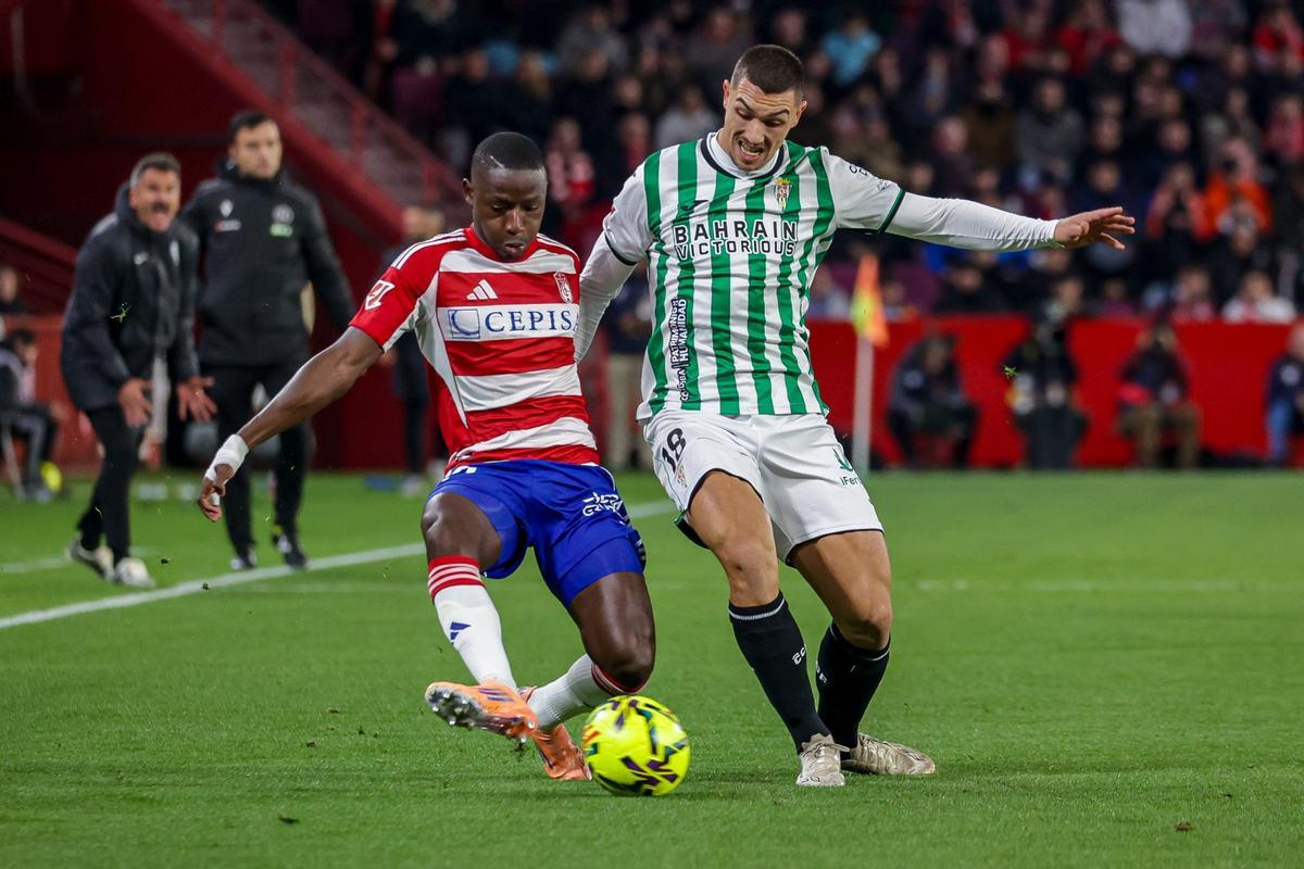 Adrián Fuentes pugna por el esférico en el Granada-Córdoba CF.