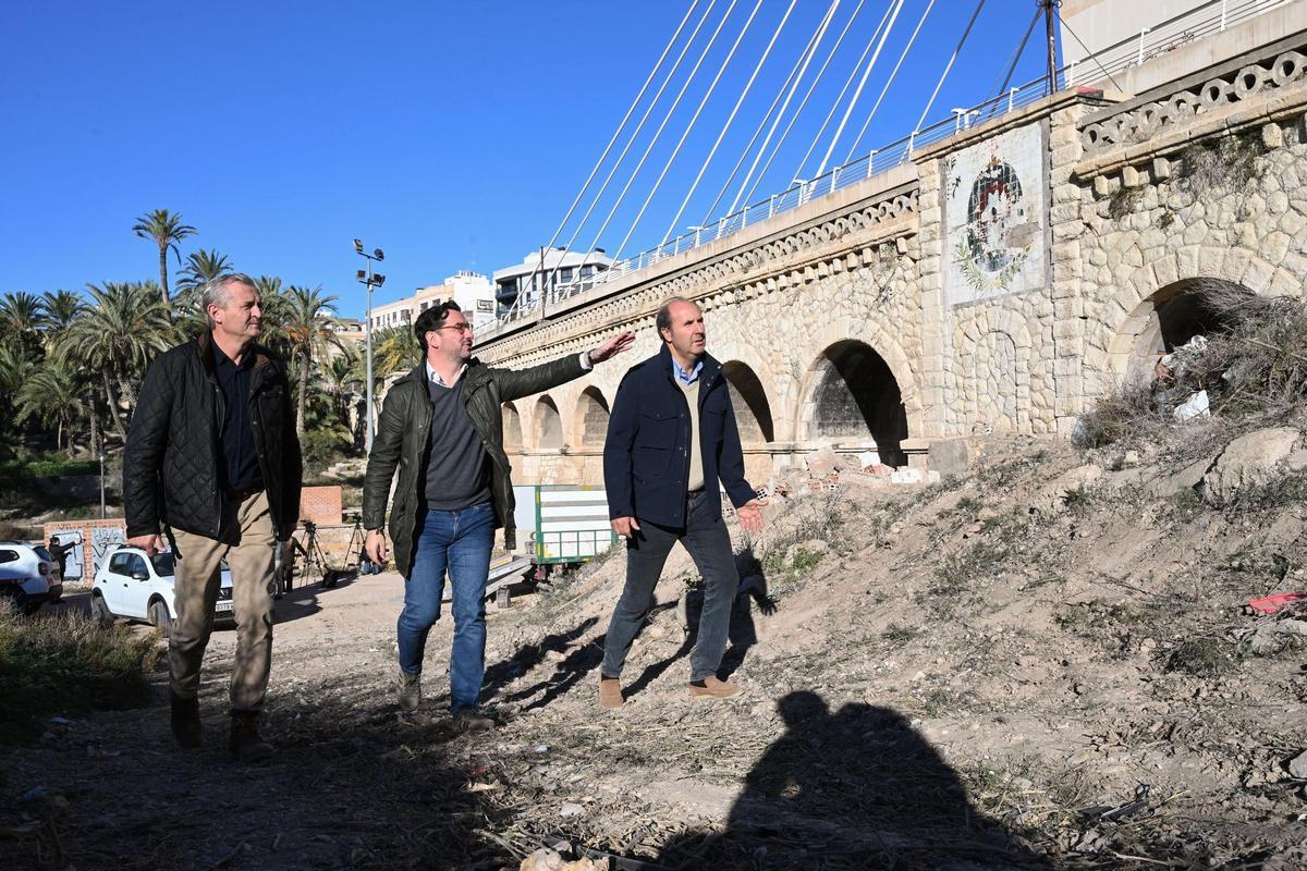 Responsables muniicipales y de Riegos de Levante reconocen el terreno y la infraestructura sobre la que se actuará para asegurar su supervivencia