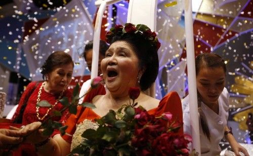 La ex primera dama de Filipinas y congresista Imelda Marcos recibe flores de simpatizantes durante su 85ª celebración de cumpleaños, en Laoag, en el norte de Filipinas.