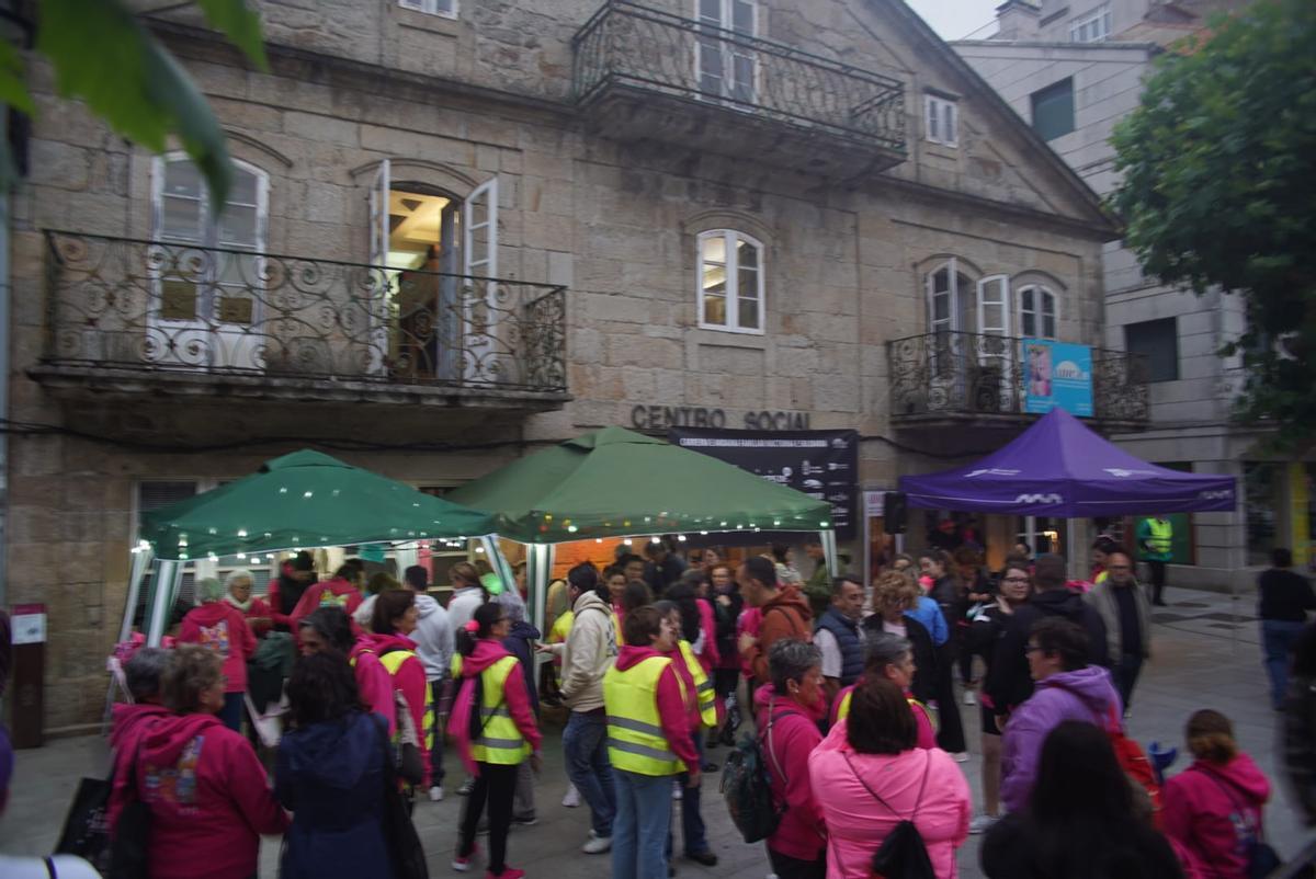 Más de 1.300 personas alumbran de rosa Cangas