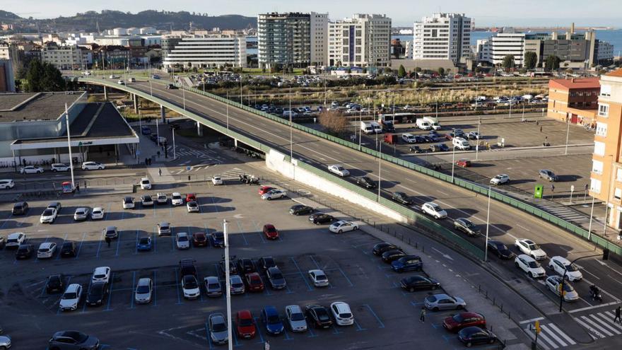 El actual viaducto de Carlos Marx, con la estación de ferrocarril de Sanz Crespo a la izquierda. | JUAN PLAZA