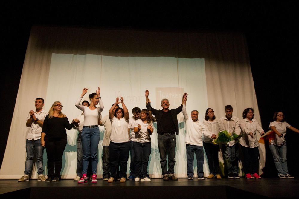 El grupo de teatro Avoramar saluda tras su actuación durante la gala del 25º aniversario de la edición de Levante-EMV en el Camp de Morvedre.