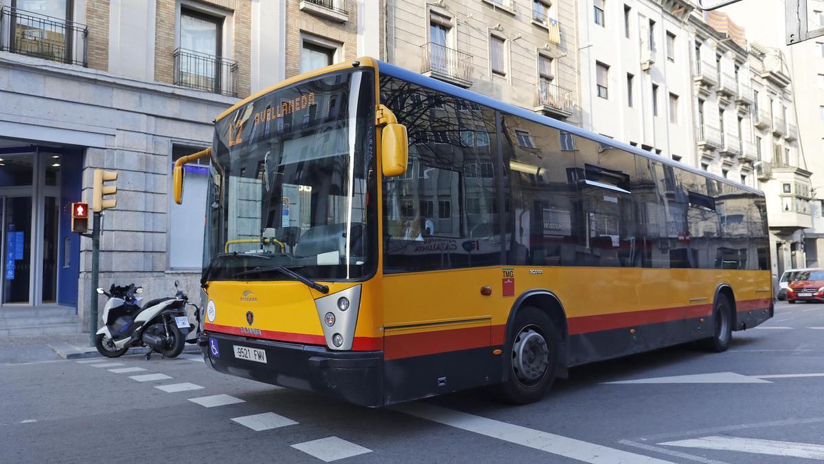 Un dels busos de l’actual flota de TMG cobrint el trajecte de l’L2.