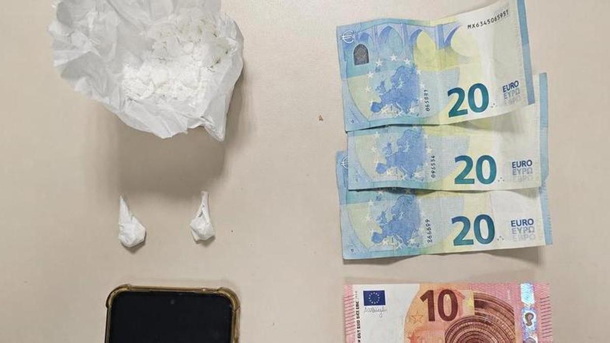 La cocaína intervenida, el dinero en efectivo y el teléfono móvil incautados durante la actuación de la Policía Local de Cáceres.